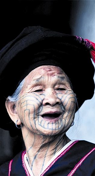 少女十几岁被迫在脸上刺青90岁黎陶匠人讲述黎族纹面的神秘风俗